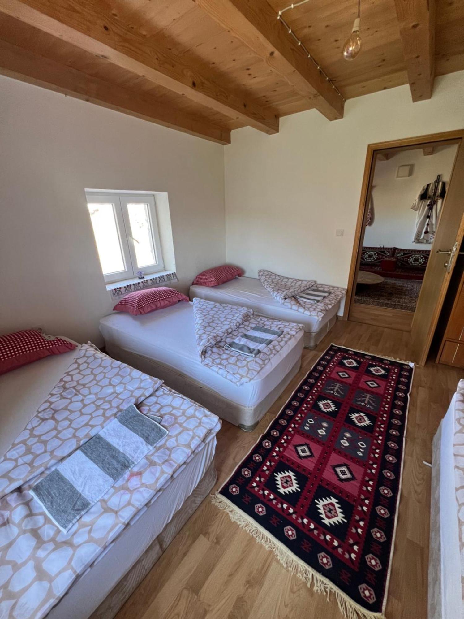 Kod Kapetana Tea Bed & Breakfast Gornji Lukomir Exterior photo
