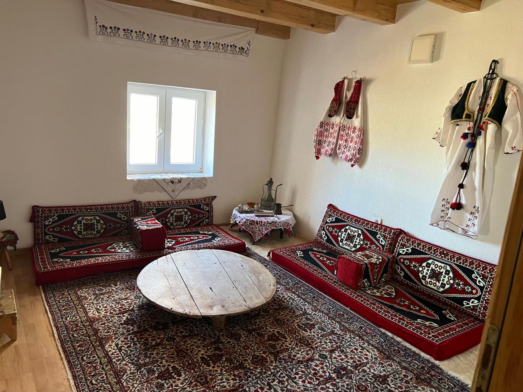 Kod Kapetana Tea Bed & Breakfast Gornji Lukomir Exterior photo
